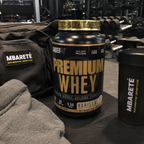 LanderFit Premium Whey en contexto de gimnasio con accesorios Mbareté